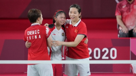 印尼选手夺冠后跪地痛哭，中国组合主动安慰！比赛之外的细节看人品